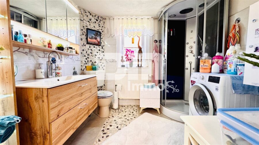 Teilsaniertes Einfamilienhaus mit Anbauten + Nebengebäude auf 1.600 m² Traumgartengrundstück - EG Badezimmer / Dusche